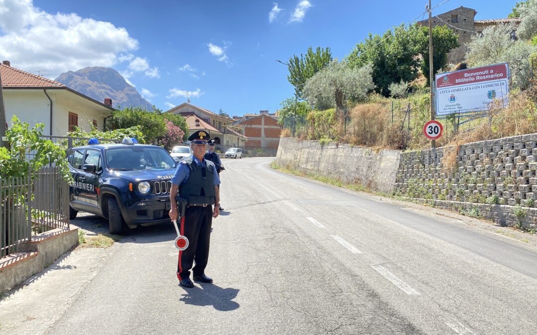 Finto carabiniere e fantomatico avvocato truffano e rapinano anziana, costretti ad abbandonare l’auto per foratura: arrestati
