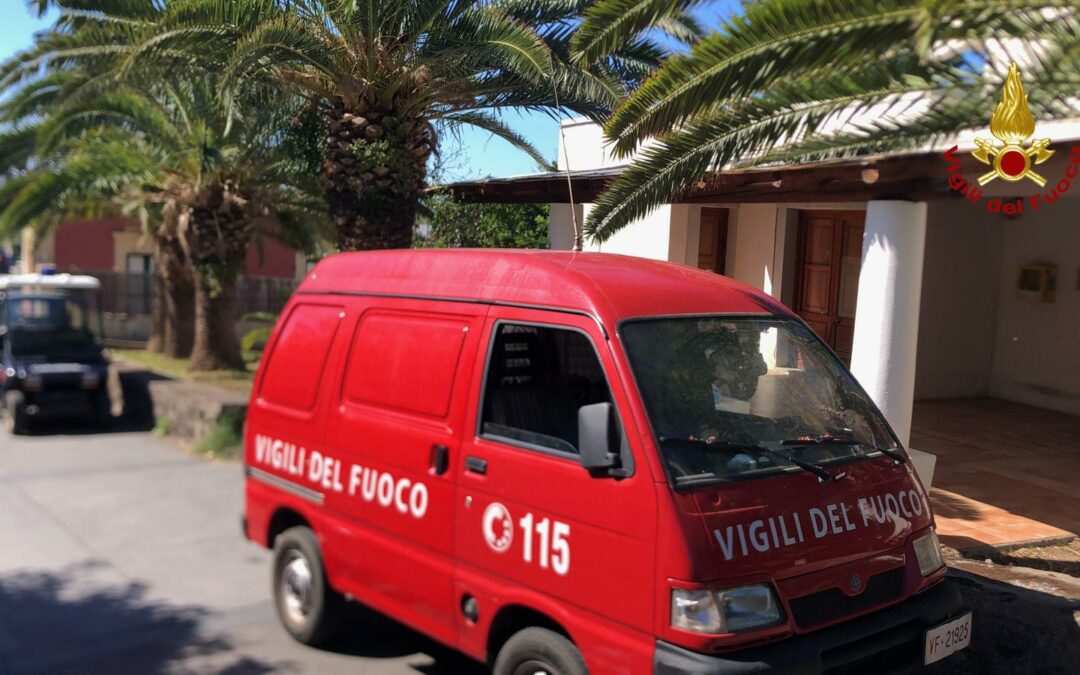 Malore in spiaggia, lo salvano i VdF