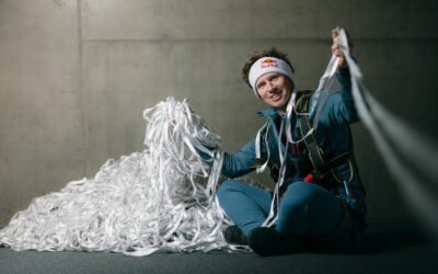 Attraversare lo Stretto di Messina su una striscia di tessuto, la sfida del performer Jaan Roose campione di slacklining