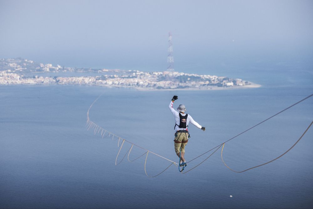 Impresa fatta.. l’atleta Jaan Roose primo uomo ad attraversare lo Stretto di Messina su una slackline
