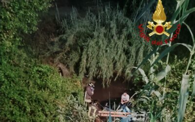 Cade nel torrente con l’auto, giovane salvato e recuperato