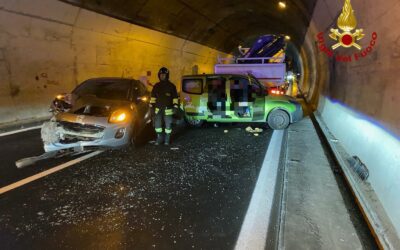 Grave incidente su A18 tra camion e auto: due feriti, uno grave