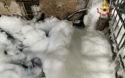 Incendio di materiali edili e di risulta davanti a fabbricato in ristrutturazione