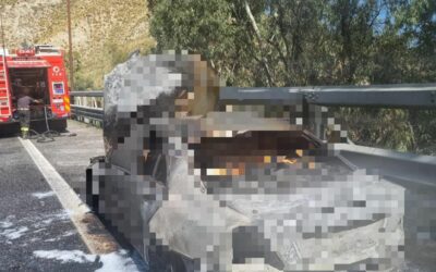 In fiamme un auto fra svincolo Messina Centro e Gazzi