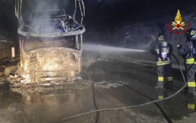 Grave incendio di un auto in A20, intervento dei VdF