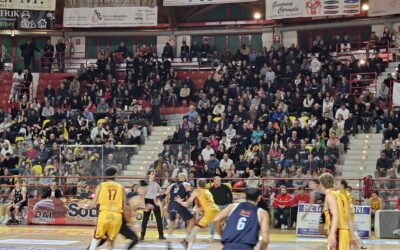 Basket. Barcellona esce tardi l’orgoglio, il derby va agli Svincolati: non basta super Manfre’, milazzesi piú solidi