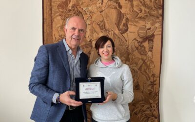 Milazzo. Convegno “Violenza e suicidi”, la responsabile regione Sicilia dell’Osservatorio consegna targa al sindaco