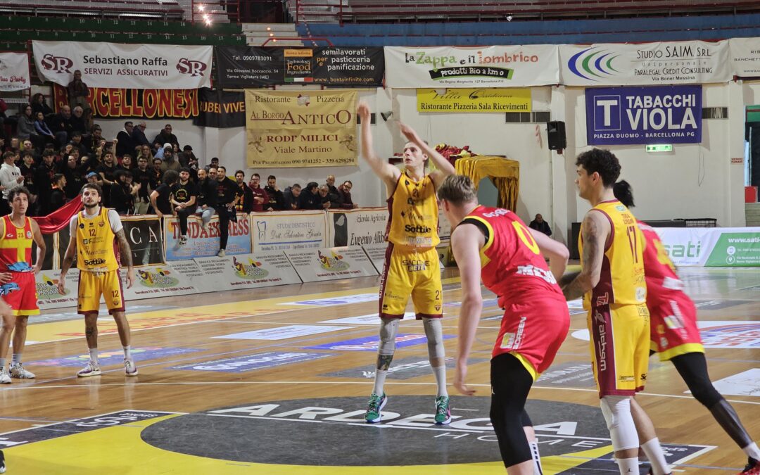 Basket. Male la prima del 2025.. brutta Barcellona, vince il derby la Basket School Messina