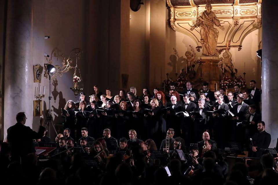 Dalla tradizione al futuro, il Coro Lirico Siciliano, Conservatorio Bellini e i ‘Fanciulli di Agata’, concerto-evento diretto da Marco Frisina tra memoria, storia e fede