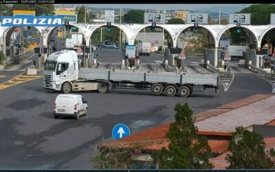 Guida camion con patente ritirata in A18, tenta la fuga