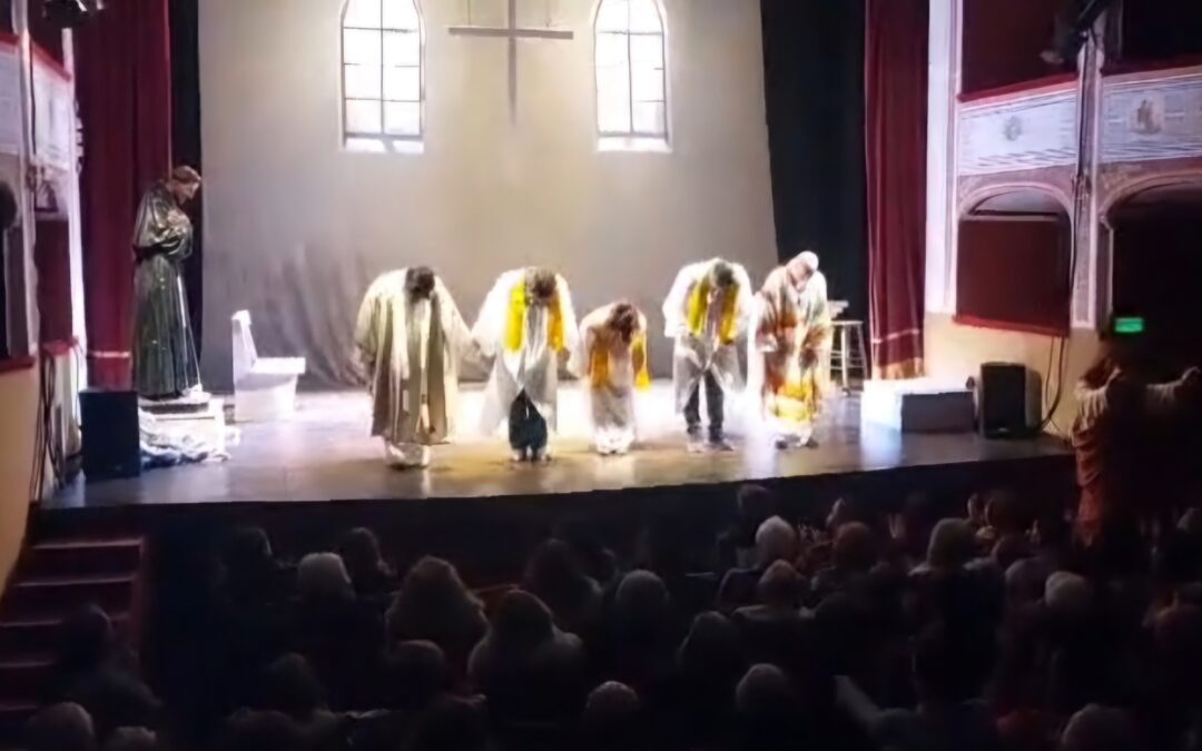 Pace del Mela. Antonio Grosso in scena all’Auditorium Comunale con la commedia “Due preti di troppo”