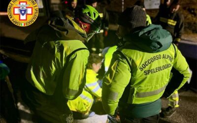 Etna. In migliaia ogni notte per il fronte lavico, numerosi interventi Soccorso Alpino: “Persone disperse o gravi infortuni”