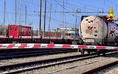 Messina. Perdita di sostanza acida da vagone ferroviario, intervento di bonifica dei Vigili del Fuoco