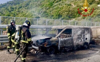 A fuoco un furgone nella SS113 tra Rocca e Brolo, intervento dei Vigili del fuoco di bonifica e sicurezza