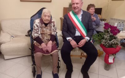 Milazzo. Festa nel quartiere Ciantro per i 100 anni di Domenica Giorgianni la ‘gelsominaia’