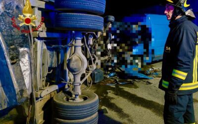 A20. Scontro autocarro-furgone vicino svincolo Barcellona PG: salvato un conducente