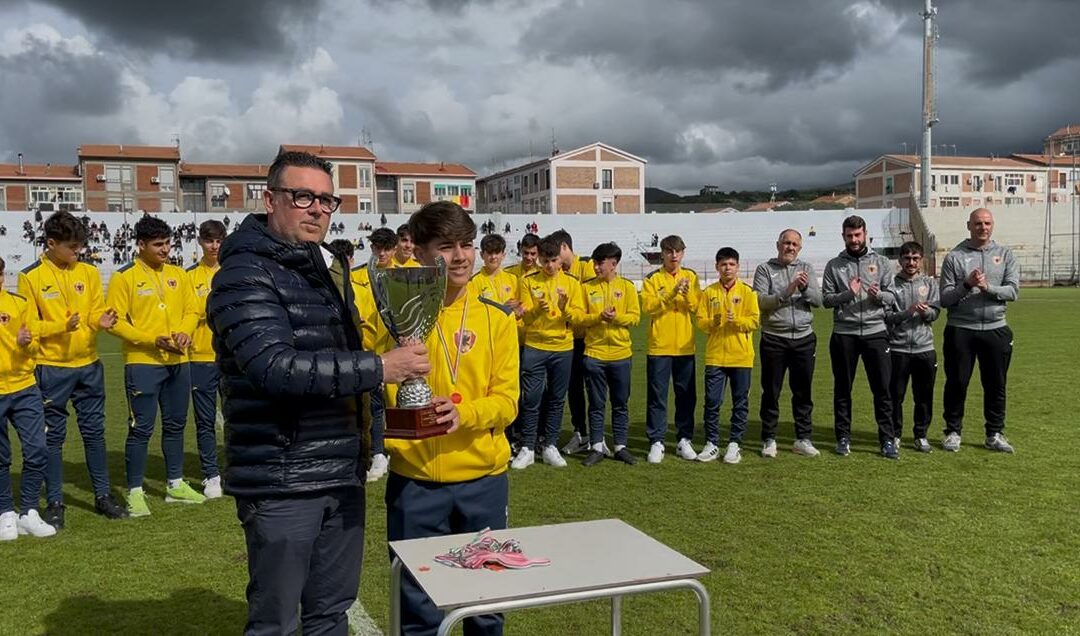 Calcio. Nuova Igea Virtus, premiati per la vittoria del campionato gli Under 15 Regionali