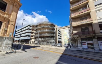 Donna cade dal parcheggio Cavallotti è muore, indagini su suicidio o incidente?