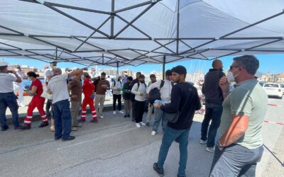 Prima accoglienza a Milazzo per 26 migranti abbandonati da un gommone alle Eolie