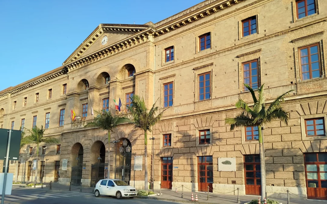 Milazzo. Comune, manutenzione strade provinciali: scontro maggioranza consiliare e Crisafulli. “Incassi e spese investimento servizio in House parcheggi”, interrogazione di Maisano