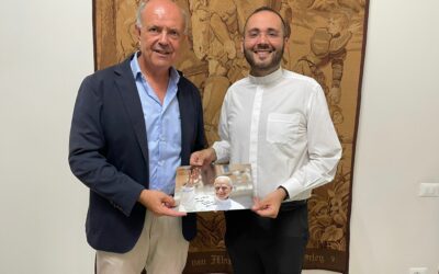 Milazzo. Padre Stefano Trio consegna al Sindaco Midili la foto donatagli dal Papa con la benedizione per la città