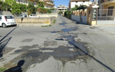 Barcellona PG. Fogna a cielo aperto in via Cavaliere: “Scarica barile Comune – ex Tukor”