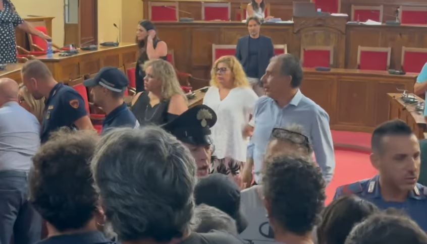 Milazzo. Bagarre in Consiglio, documento congiunto dei gruppi: “Ci dissociamo da speculazioni”