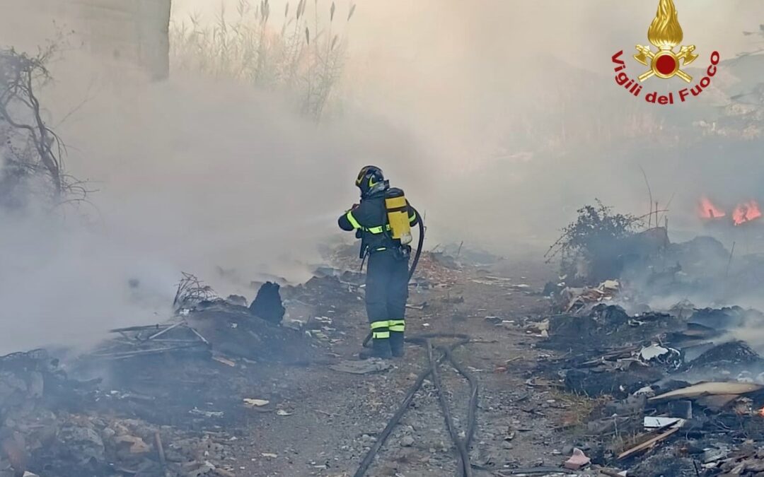 Barcellona PG. Incendio rifiuti sotto cavalcavia, intervento dei Vigili del fuoco di Messina
