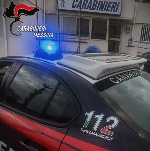 Cocaina in auto occultata in un pannolino, la gettano dal finestrino: due arresti