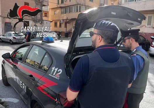 Pusher getta droga dall’auto, 33enne arrestato