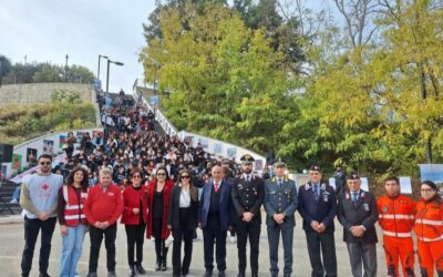 Barcellona PG. ‘I Passi della Gentilezza’ tra parole, slogan, cartelloni di studenti e associazioni per dire “No alla violenza sulle donne”