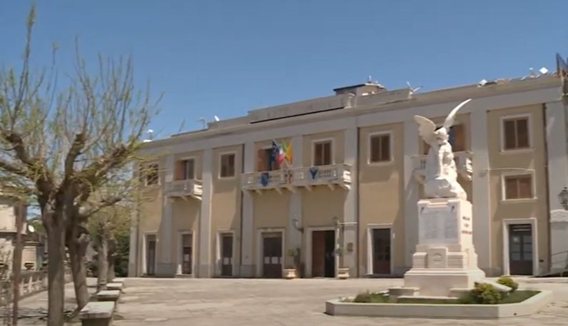 Montalbano Elicona chiede lo stato di crisi per la nocciolicoltura: approvata all’unanimità la delibera del Consiglio comunale