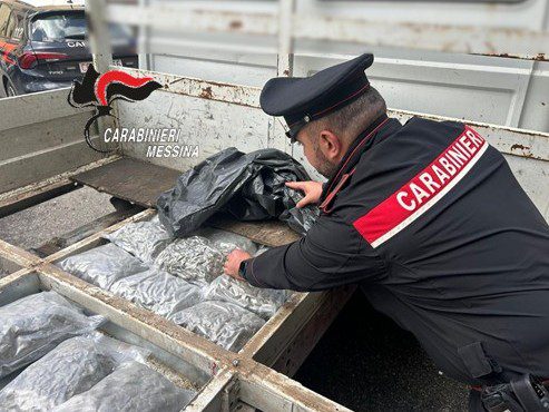 Sbarca a Messina con oltre 10 chili di marijuana e arrestato: droga era nascosta in un doppiofondo nel cassone di un autocarro