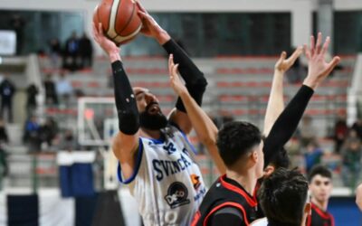Basket. La Svincolati Milazzo chiude il 2025 con l’82-68 sul Rende: super Rimsa e festa finale con i tifosi