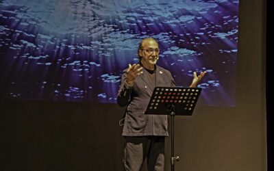 Calorosa accoglienza al Teatro Mandanici per Luca Ward: “Il talento di essere tutti e nessuno” conquista il pubblico