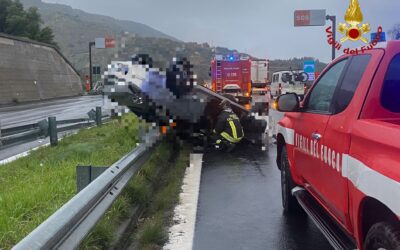 Incidente su A18: auto si ribalta