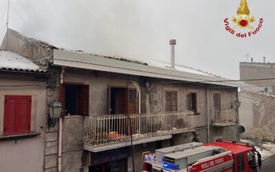 Floresta. Incendio in palazzina: intervento Vdf