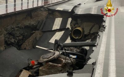 Maltempo nel messinese, numerosi interventi VdF: auto sprofonda in strada