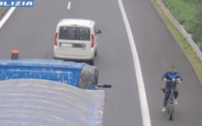 In autostrada con la bici contromano ed in corsia di sorpasso