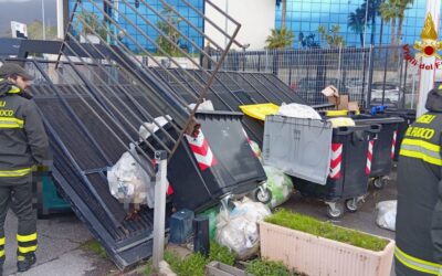 Messina. Forti raffiche di vento, cade cancello su auto