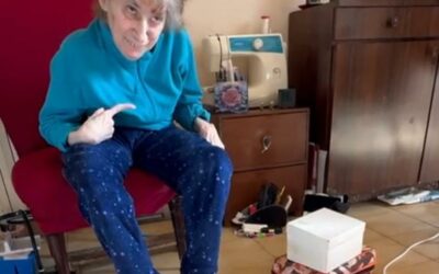 #Storie. Marilena Tringale con la sua grave disabilità, scrive, dipinge e cuce con i piedi: “Mia madre mi ha insegnato a non sentirmi disabile”