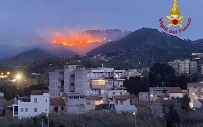 Emergenza incendi e forte scirocco, Vigili del fuoco a Messina e provincia: criticità su A20