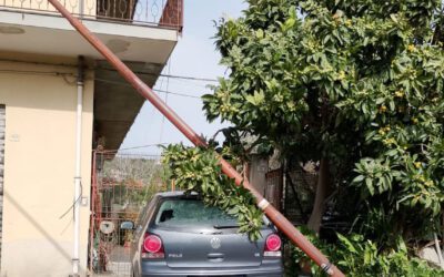 Barcellona PG. Disagi per forte vento: giù alberi e palo cade su auto