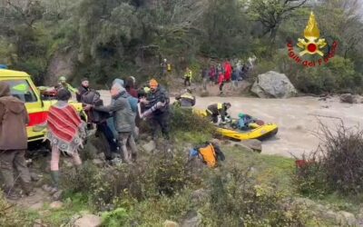 San Fratello. Straordinario intervento di soccorso, Vigili del fuoco salvano 29 persone bloccate dalla piena