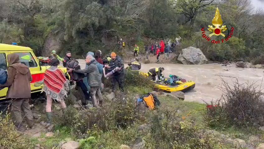 San Fratello. Straordinario intervento di soccorso, Vigili del fuoco salvano 29 persone bloccate dalla piena