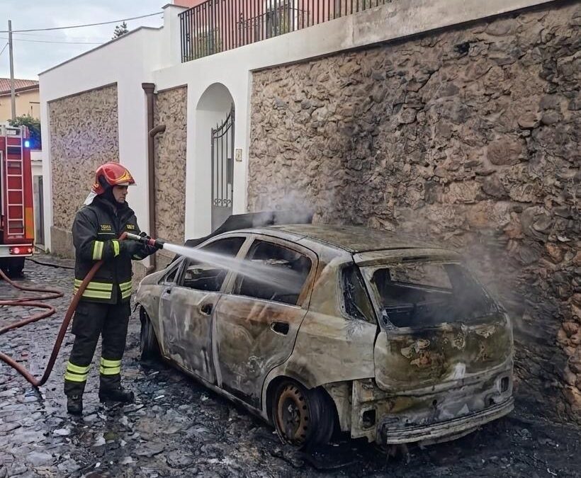 Milazzo. A fuoco auto in via Montecastro: intervento VdF