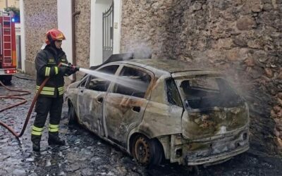 Milazzo. A fuoco auto in via Montecastro: intervento VdF