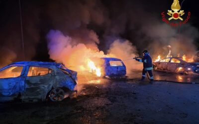 Nizza di Sicilia. In fiamme un auto, intervento dei Vigili del Fuoco