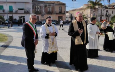 San Filippo del Mela. Il benvenuto al nuovo parroco Don Claudio Sirni dal sindaco Gianni Pino e la giunta: ringraziano Don Enrico Mortillaro per aver guidato la comunità filippese
