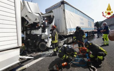 Grave incidente su A18: conducente autoarticolato estratto da lamiere